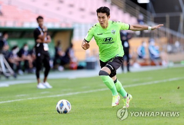 2021시즌 아시아챔피언스리그(ACL) BG 빠툼 유나이티드와의 16강전에서 측면을 돌파하고 있는 이용 ©연합뉴스 2021시즌 아시아챔피언스리그(ACL) BG 빠툼 유나이티드와의 16강전에서 측면을 돌파하고 있는 이용 ©연합뉴스