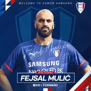 2023시즌 수원 유니폼을 입게 된 뮬리치 ©연합뉴스=수원 삼성 제공