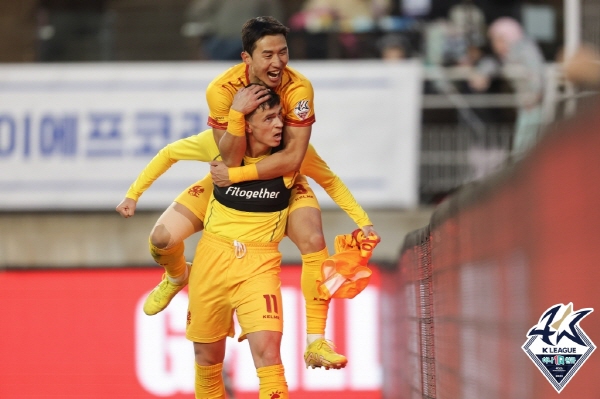 25일 펼쳐진 '하나원큐 K리그1 2023' 1라운드 수원 삼성과 광주 FC의 경기에서 결승골을 터뜨린 광주 FC의 아사니 ©연합뉴스=한국프로축구연맹 25일 펼쳐진 '하나원큐 K리그1 2023' 1라운드 수원 삼성과 광주 FC의 경기에서 결승골을 터뜨린 광주 FC의 아사니 ©연합뉴스=한국프로축구연맹