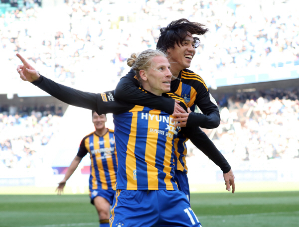 25일 오후 2시 울산문수월드컵경기장에서 열린 하나원큐 2023 K리그1 1라운드에서 울산 현대 호랑이가 개막전서 라이벌 전북 현대 모터스에 2:1로 승리했다. 사진은 역전골을 넣은 울산 루빅손(왼쪽). ⓒ연합뉴스 25일 오후 2시 울산문수월드컵경기장에서 열린 하나원큐 2023 K리그1 1라운드에서 울산 현대 호랑이가 개막전서 라이벌 전북 현대 모터스에 2:1로 승리했다. 사진은 역전골을 넣은 울산 루빅손(왼쪽). ⓒ연합뉴스