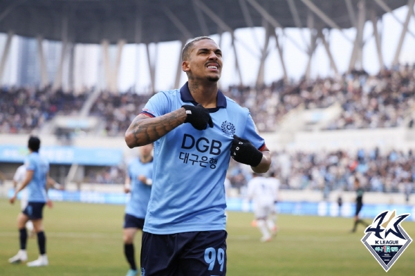 4일 DGB대구은행파크에서 열린 2023 하나원큐 K리그1 2라운드서 데뷔골을 기록한 대구FC 바셀루스. ⓒ연합뉴스=한국프로축구연맹 제공 4일 DGB대구은행파크에서 열린 2023 하나원큐 K리그1 2라운드서 데뷔골을 기록한 대구FC 바셀루스. ⓒ연합뉴스=한국프로축구연맹 제공