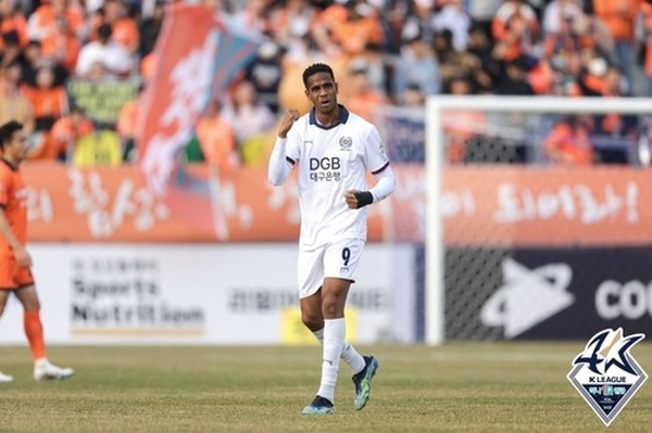 3라운드 강원 FC와의 경기에서 헤더 선제골을 터뜨린 대구 FC 에드가(오른쪽) ©연합뉴스=한국프로축구연맹 제공 3라운드 강원 FC와의 경기에서 헤더 선제골을 터뜨린 대구 FC 에드가(오른쪽) ©연합뉴스=한국프로축구연맹 제공