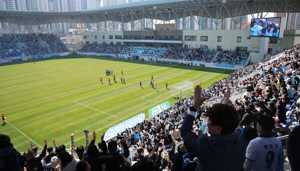 19일 오후 2시 DGB대구은행파크에서 열린 하나원큐 K리그1 2023 4라운드 대구FC와 전북현대모터스의 경기가 전석 매진된 가운데 관중석이 가득 차 있다. ©연합뉴스=한국프로축구연맹 제공 19일 오후 2시 DGB대구은행파크에서 열린 하나원큐 K리그1 2023 4라운드 대구FC와 전북현대모터스의 경기가 전석 매진된 가운데 관중석이 가득 차 있다. ©연합뉴스=한국프로축구연맹 제공