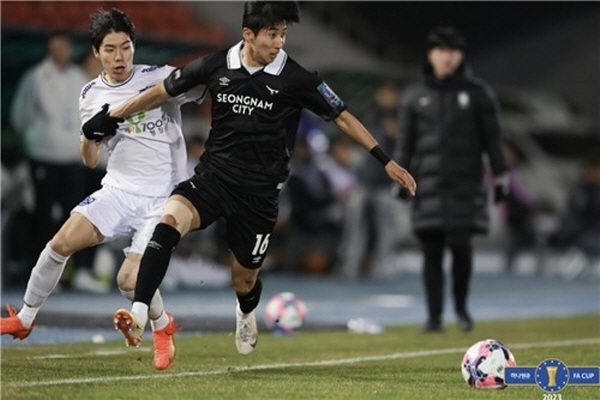 '하나원큐 FA컵 2023' 2라운드 경기에서 평창유나이티드 선수와 경합하는 성남 FC 김진래(우) ©연합뉴스=대한축구협회 제공 '하나원큐 FA컵 2023' 2라운드 경기에서 평창유나이티드 선수와 경합하는 성남 FC 김진래(우) ©연합뉴스=대한축구협회 제공