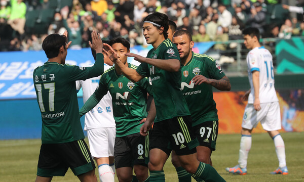 필드골이 필요한 조규성(우측에서 두 번째) ©연합뉴스=한국프로축구연맹 제공 필드골이 필요한 조규성(우측에서 두 번째) ©연합뉴스=한국프로축구연맹 제공