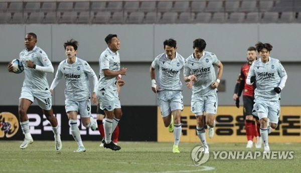 1R 서울과의 경기에서 만회골을 터뜨린 오반석(오른쪽 3번째)과 인천 선수들 ©연합뉴스 제공 1R 서울과의 경기에서 만회골을 터뜨린 오반석(오른쪽 3번째)과 인천 선수들 ©연합뉴스 제공
