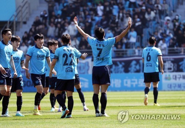 3R 전북과의 경기에서 결승골을 터뜨린 김진혁(오른쪽 2번째)과 대구 선수들 ©연합뉴스 제공 3R 전북과의 경기에서 결승골을 터뜨린 김진혁(오른쪽 2번째)과 대구 선수들 ©연합뉴스 제공