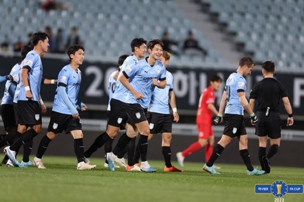 30일 '하나원큐 FA컵 2023' 2라운드 경기에서 멀티골을 터뜨린 천안시티 FC 김종민(가운데) ©연합뉴스=대한축구협회 제공 30일 '하나원큐 FA컵 2023' 2라운드 경기에서 멀티골을 터뜨린 천안시티 FC 김종민(가운데) ©연합뉴스=대한축구협회 제공