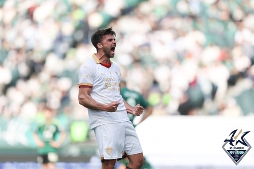 역전골을 넣고 포효하는 포항 공격수 제카 ©연합뉴스=한국프로축구연맹 제공 역전골을 넣고 포효하는 포항 공격수 제카 ©연합뉴스=한국프로축구연맹 제공