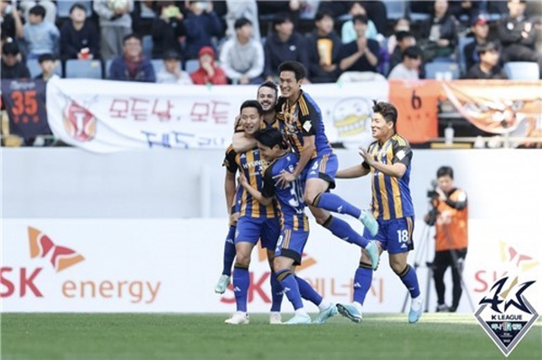 2일 펼쳐진 '하나원큐 K리그1 2023' 5라운드 제주와의 경기에서 선제골을 터뜨리고 기뻐하는 울산 선수들 ©연합뉴스=한국프로축구연맹 제공 2일 펼쳐진 '하나원큐 K리그1 2023' 5라운드 제주와의 경기에서 선제골을 터뜨리고 기뻐하는 울산 선수들 ©연합뉴스=한국프로축구연맹 제공