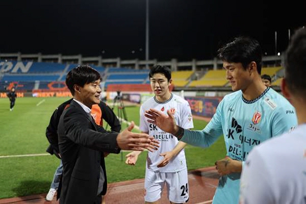 9일 강원원정서 승리를 거둔 제주 유나이티드 남기일 감독(가장 왼쪽)과 김동준 골키퍼(가장 오른쪽). ⓒ제주유나이티드 제공 9일 강원원정서 승리를 거둔 제주 유나이티드 남기일 감독(가장 왼쪽)과 김동준 골키퍼(가장 오른쪽). ⓒ제주유나이티드 제공