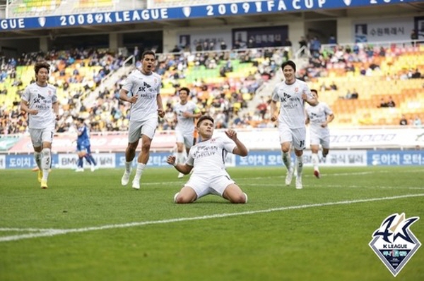 15일 펼쳐진 '하나원큐 K리그1 2023' 7라운드 경기에서 멀티골을 기록한 제주 헤이스(가운데 무릎) ©연합뉴스=한국프로축구연맹 15일 펼쳐진 '하나원큐 K리그1 2023' 7라운드 경기에서 멀티골을 기록한 제주 헤이스(가운데 무릎) ©연합뉴스=한국프로축구연맹