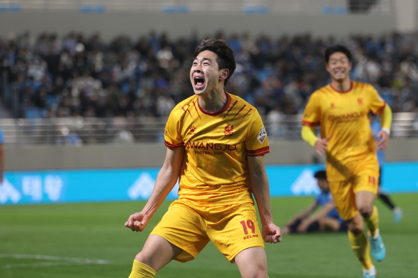 16일 DGB대구은행파크에서 열린 하나원큐 K리그1 2023 7라운드에선 광주FC가 대구FC에 4:3로 승리했다. 사진은 결승골을 넣은 광주 하승운. ⓒ광주FC 제공 16일 DGB대구은행파크에서 열린 하나원큐 K리그1 2023 7라운드에선 광주FC가 대구FC에 4:3로 승리했다. 사진은 결승골을 넣은 광주 하승운. ⓒ광주FC 제공