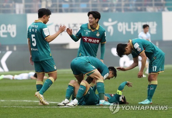 대전하나시티즌은 16일 대전월드컵경기장에서 열린 2023 하나원큐 K리그1 7라운드 경기서 울산 현대 호랑이에 2:1로 승리했다. ⓒ연합뉴스 대전하나시티즌은 16일 대전월드컵경기장에서 열린 2023 하나원큐 K리그1 7라운드 경기서 울산 현대 호랑이에 2:1로 승리했다. ⓒ연합뉴스