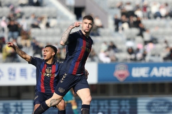 4라운드 홈 경기에서 2골 1도움으로 팀의 대승을 이끈 수원 FC 라스(오른쪽) ©연합뉴스=한국프로축구연맹 제공 4라운드 홈 경기에서 2골 1도움으로 팀의 대승을 이끈 수원 FC 라스(오른쪽) ©연합뉴스=한국프로축구연맹 제공