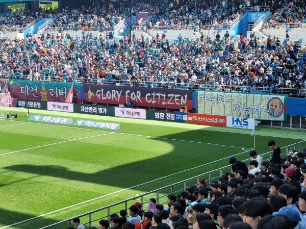 30일 대전월드컵경기장엔 13,777명의 관중이 경기 내내 열렬한 응원을 보냈다. ⓒ풋볼먼데이 30일 대전월드컵경기장엔 13,777명의 관중이 경기 내내 열렬한 응원을 보냈다. ⓒ풋볼먼데이