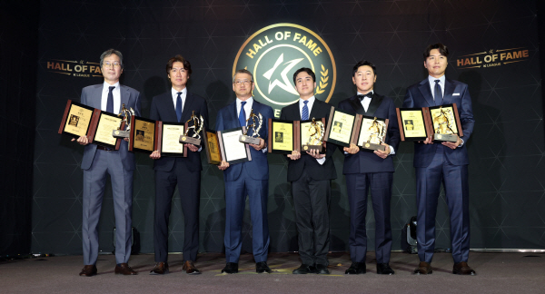 (왼쪽부터) 2일 K리그 명예의 전당에 헌액된 최순호 수원FC 단장, 홍명보 울산 현대 감독, 고(故) 박태준 포스코 명예회장의 아들 박성빈 대표이사, 김정남 전 감독의 손자 김민석 씨, 신태용 인도네시아 대표팀 감독, 이동국 전 축구협회 부회장. ⓒ연합뉴스 (왼쪽부터) 2일 K리그 명예의 전당에 헌액된 최순호 수원FC 단장, 홍명보 울산 현대 감독, 고(故) 박태준 포스코 명예회장의 아들 박성빈 대표이사, 김정남 전 감독의 손자 김민석 씨, 신태용 인도네시아 대표팀 감독, 이동국 전 축구협회 부회장. ⓒ연합뉴스