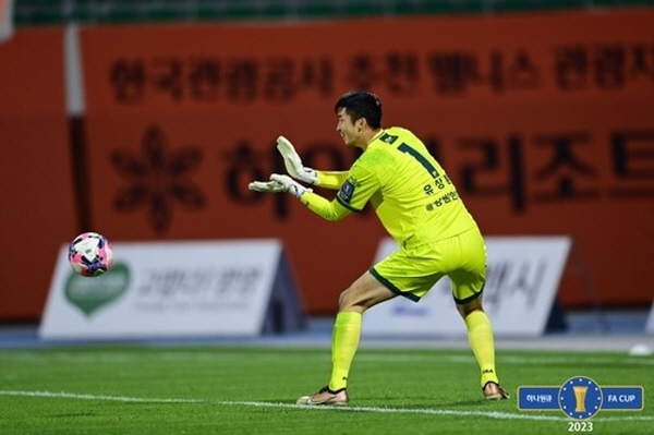 승부차기 선방으로 팀의 FA컵 16강행을 이끌어 낸 강원 FC 유상훈 골키퍼 ©연합뉴스=대한축구협회 제공 승부차기 선방으로 팀의 FA컵 16강행을 이끌어 낸 강원 FC 유상훈 골키퍼 ©연합뉴스=대한축구협회 제공
