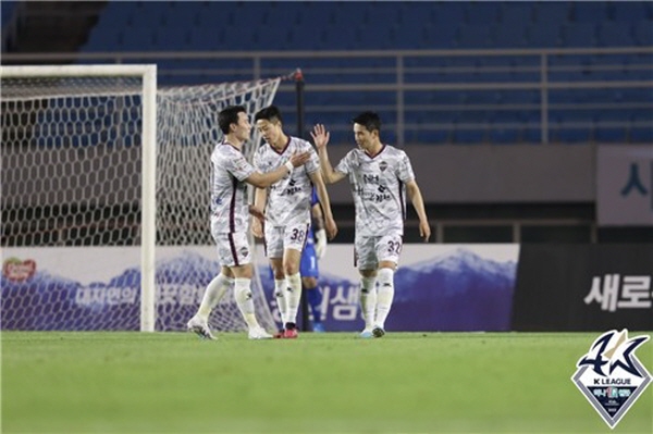 11라운드 안산전에서 팀의 3번째 골을 터뜨린 김천 김진규(오른쪽) ©연합뉴스=한국프로축구연맹