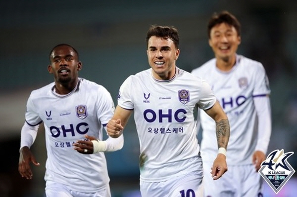11라운드 천안시티 전에서 1골 1도움으로 팀의 대승을 이끈 안양 안드리고(가운데) ©연합뉴스=한국프로축구연맹