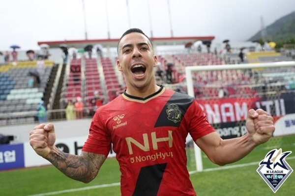 10라운드 천안시티 전에서 1골 1도움을 기록하며 수훈선수에 선정된 경남 카스트로 ©연합뉴스=한국프로축구연맹