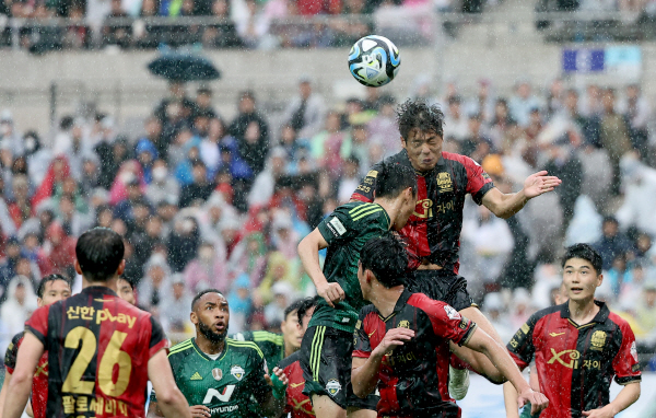 5일 서울월드컵경기장에서 열린 FC서울과 전북 현대 모터스의 하나원큐 K리그1 2023 11라운드는 구스타보와 박동진이 한 골씩 주고받으며 1:1로 비겼다. ⓒ연합뉴스 5일 서울월드컵경기장에서 열린 FC서울과 전북 현대 모터스의 하나원큐 K리그1 2023 11라운드는 구스타보와 박동진이 한 골씩 주고받으며 1:1로 비겼다. ⓒ연합뉴스