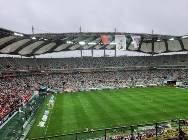 폭우에도 불구하고 5일 서울월드컵경기장엔 3만7008명의 관중이 몰려 어린이날 축구경기를 즐겼다. ⓒ풋볼먼데이 폭우에도 불구하고 5일 서울월드컵경기장엔 3만7008명의 관중이 몰려 어린이날 축구경기를 즐겼다. ⓒ풋볼먼데이