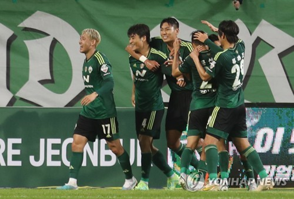 21일 전주월드컵경기장에서 열린 2023 K리그1 전북 현대와 수원FC의 경기. 전북 박진섭이 골을 넣고 기뻐하고 있다. ©연합뉴스 21일 전주월드컵경기장에서 열린 2023 K리그1 전북 현대와 수원FC의 경기. 전북 박진섭이 골을 넣고 기뻐하고 있다. ©연합뉴스