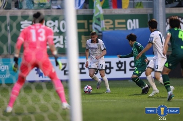 24일 '2023 하나원큐 FA컵' 16강 김포 FC와의 경기에서 결승골을 터뜨린 강원 FC 갈레고 ©연합뉴스=대한축구협회 제공 24일 '2023 하나원큐 FA컵' 16강 김포 FC와의 경기에서 결승골을 터뜨린 강원 FC 갈레고 ©연합뉴스=대한축구협회 제공