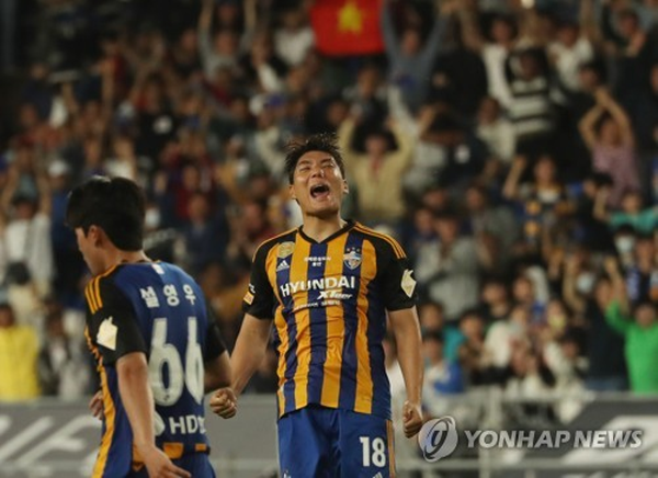 = 28일 울산 문수축구경기장에서 열린 프로축구 하나원큐 K리그1 울산 현대와 대전하나시티즌의 경기에서 울산 주민규가 3대3 동점을 만든 골을 넣고 환호하고 있다. ©연합뉴스 = 28일 울산 문수축구경기장에서 열린 프로축구 하나원큐 K리그1 울산 현대와 대전하나시티즌의 경기에서 울산 주민규가 3대3 동점을 만든 골을 넣고 환호하고 있다. ©연합뉴스