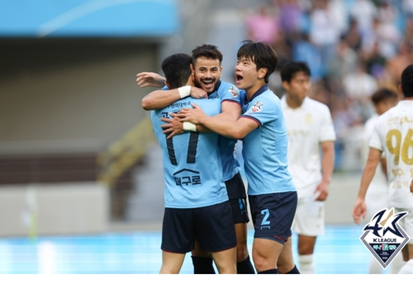 4일 전반 14분 대구FC 세징야가 득점후 선수들과 껴안는 모습 ©연합뉴스=한국프로축구연맹 제공 4일 전반 14분 대구FC 세징야가 득점후 선수들과 껴안는 모습 ©연합뉴스=한국프로축구연맹 제공