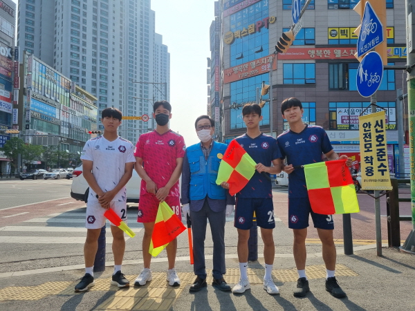 (왼쪽부터) 충북청주FC 안상수, 정진욱, 청주흥덕시니어클럽 교통지원사업단 김기홍 대표, 강민승, 이주영. ⓒ충북청주FC 제공 (왼쪽부터) 충북청주FC 안상수, 정진욱, 청주흥덕시니어클럽 교통지원사업단 김기홍 대표, 강민승, 이주영. ⓒ충북청주FC 제공
