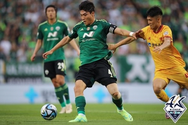 '하나원큐 K리그1 2023' 19라운드 광주 FC와 전북 현대의 경기에서 볼을 다투고 있는 전북 박진섭(가운데)과 광주 이순민(오른쪽) ©연합뉴스=한국프로축구연맹 제공 '하나원큐 K리그1 2023' 19라운드 광주 FC와 전북 현대의 경기에서 볼을 다투고 있는 전북 박진섭(가운데)과 광주 이순민(오른쪽) ©연합뉴스=한국프로축구연맹 제공