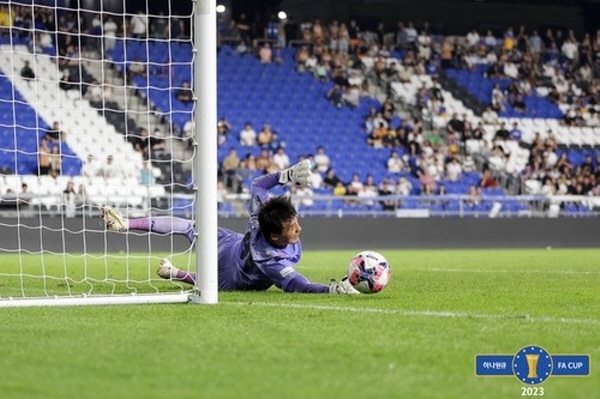 FA컵 8강 울산 현대와의 승부차기에서 슈팅을 막아내고 있는 제주 김근배 골키퍼 ©연합뉴스=대한축구협회 제공 FA컵 8강 울산 현대와의 승부차기에서 슈팅을 막아내고 있는 제주 김근배 골키퍼 ©연합뉴스=대한축구협회 제공