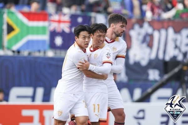 '하나원큐 K리그1 2023' 2라운드 경기에서 득점 후 기뻐하는 포항 선수들. 왼쪽부터 정재희, 고영준, 제카 ©연합뉴스=한국프로축구연맹 제공 '하나원큐 K리그1 2023' 2라운드 경기에서 득점 후 기뻐하는 포항 선수들. 왼쪽부터 정재희, 고영준, 제카 ©연합뉴스=한국프로축구연맹 제공