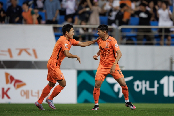 제주 안태현(왼쪽)과 헤이스(오른쪽) ©제주 유나이티드 제공 제주 안태현(왼쪽)과 헤이스(오른쪽) ©제주 유나이티드 제공