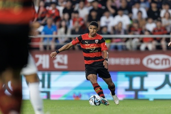 K리그1 20라운드 MVP를 수상한 포항 오베르단 ©연합뉴스=한국프로축구연맹 제공 K리그1 20라운드 MVP를 수상한 포항 오베르단 ©연합뉴스=한국프로축구연맹 제공