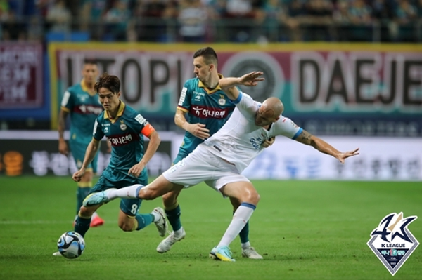 9일 '하나원큐 K리그1 2023' 21R 대전과 수원과의 경기에서 치열한 몸싸움을 벌이는 대전 하나시티즌의 안톤과 수원 삼성의 뮬리치ⓒ연합뉴스=한국프로축구연맹 9일 '하나원큐 K리그1 2023' 21R 대전과 수원과의 경기에서 치열한 몸싸움을 벌이는 대전 하나시티즌의 안톤과 수원 삼성의 뮬리치ⓒ연합뉴스=한국프로축구연맹