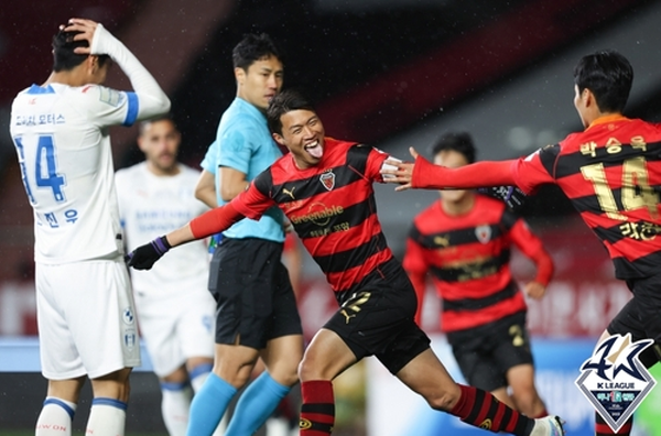 지난 4월 25일 수원삼성과의 첫 맞대결에서 득점후 즐거워하는 포항스틸러스의 김승대 ©연합뉴스=한국프로축구연맹 제공 지난 4월 25일 수원삼성과의 첫 맞대결에서 득점후 즐거워하는 포항스틸러스의 김승대 ©연합뉴스=한국프로축구연맹 제공