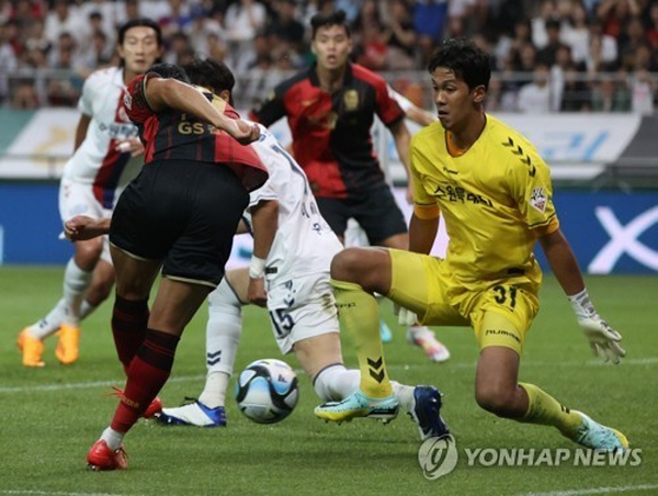 선제골을 터뜨리고 있는 서울 나상호(왼쪽) ©연합뉴스=한국프로축구연맹 제공 선제골을 터뜨리고 있는 서울 나상호(왼쪽) ©연합뉴스=한국프로축구연맹 제공