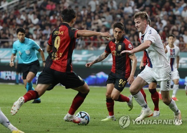 서울의 2번째 골을 만들어내고 있는 서울 김신진(9번) ©연합뉴스=한국프로축구연맹 제공 서울의 2번째 골을 만들어내고 있는 서울 김신진(9번) ©연합뉴스=한국프로축구연맹 제공
