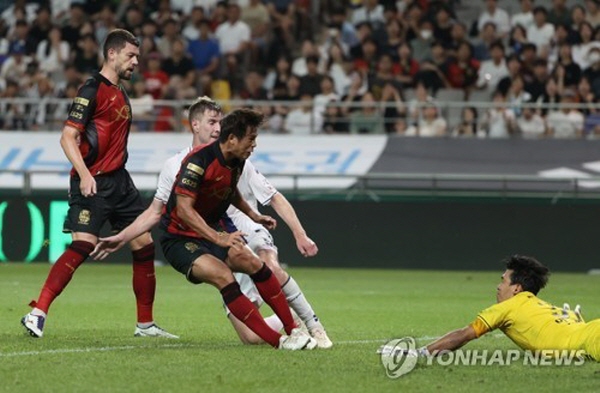 서울의 3번째 골을 만들어낸 김주성(오른쪽 2번째) ©연합뉴스=한국프로축구연맹 제공 서울의 3번째 골을 만들어낸 김주성(오른쪽 2번째) ©연합뉴스=한국프로축구연맹 제공