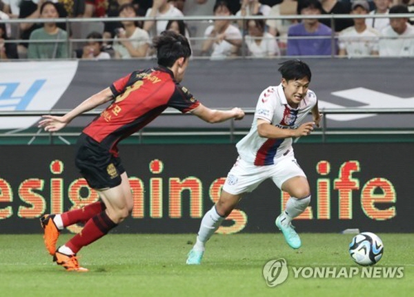 수원 FC의 만회골을 터뜨린 이승우(오른쪽) ©연합뉴스=한국프로축구연맹 제공 수원 FC의 만회골을 터뜨린 이승우(오른쪽) ©연합뉴스=한국프로축구연맹 제공