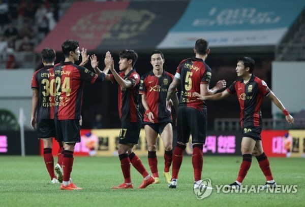 승리를 자축하는 FC 서울 선수들 ©연합뉴스=한국프로축구연맹 제공 승리를 자축하는 FC 서울 선수들 ©연합뉴스=한국프로축구연맹 제공