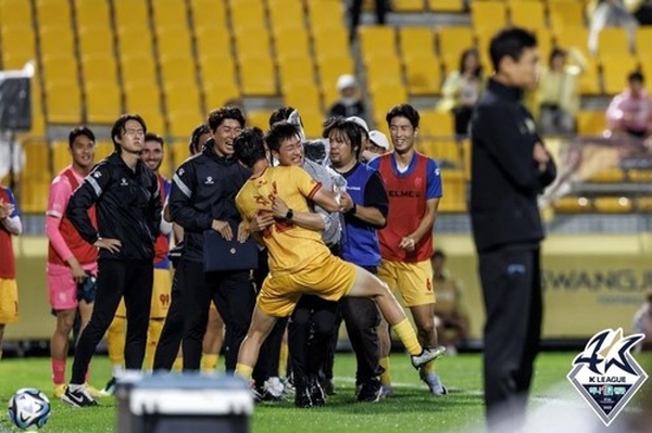 23라운드 대구 FC와의 경기에서 프로 데뷔골을 터뜨리고 기뻐하는 주영재(뒷모습) ©연합뉴스=한국프로축구연맹 제공 23라운드 대구 FC와의 경기에서 프로 데뷔골을 터뜨리고 기뻐하는 주영재(뒷모습) ©연합뉴스=한국프로축구연맹 제공