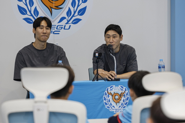 19일 DGB 대구은행파크 기자회견실에서 진행된 대구 FC 축구멘토링에서 어린이들의 질문에 답하고 있는 오승훈(왼쪽)과 이근호(오른쪽) ©대구 FC 제공 19일 DGB 대구은행파크 기자회견실에서 진행된 대구 FC 축구멘토링에서 어린이들의 질문에 답하고 있는 오승훈(왼쪽)과 이근호(오른쪽) ©대구 FC 제공