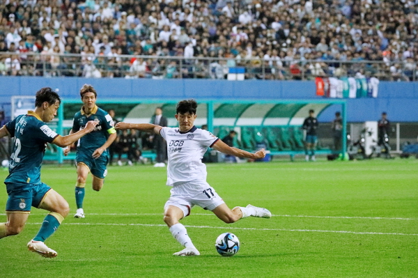 지난 14라운드 맞대결에서 결승골을 터뜨린 대구 고재현(오른쪽) ©대구 FC 제공 지난 14라운드 맞대결에서 결승골을 터뜨린 대구 고재현(오른쪽) ©대구 FC 제공