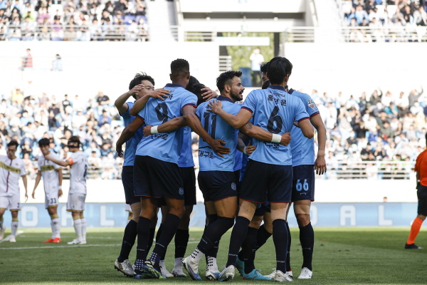 지난 8라운드 맞대결에서 결승골을 터뜨린 세징야(11번)와 대구 선수들 ©대구 FC 제공 지난 8라운드 맞대결에서 결승골을 터뜨린 세징야(11번)와 대구 선수들 ©대구 FC 제공