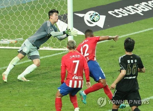 전반내내 멋진 선방을 펼친 팀 K리그의 이창근 골키퍼 ©연합뉴스 제공 전반내내 멋진 선방을 펼친 팀 K리그의 이창근 골키퍼 ©연합뉴스 제공