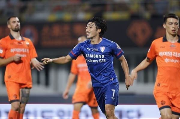 24라운드 강원 FC전에서 결승골을 터뜨린 수원 고승범(7번) ©연합뉴스=한국프로축구연맹 제공 24라운드 강원 FC전에서 결승골을 터뜨린 수원 고승범(7번) ©연합뉴스=한국프로축구연맹 제공